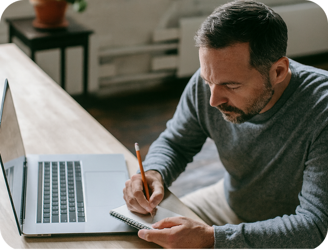 Mentor che lavora al laptop